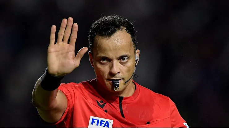 Foto: Thiago Ribeiro/AGIF - Sávio Pereira Sampaio apita jogo do Vasco