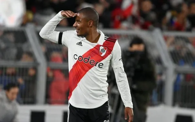 De La Cruz com a camisa do River – Foto: Divulgação/Rivar Plate