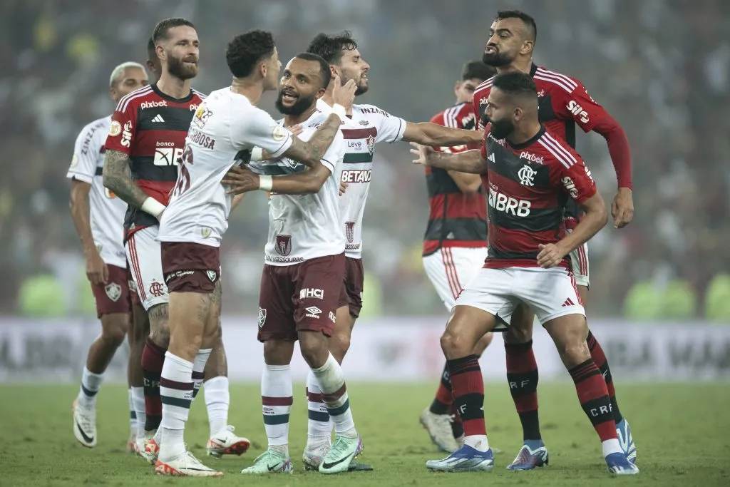 Fabricio Bruno jogador do Flamengo discute com jogador Diogo Barbosa do Fluminense durante partida no estadio Maracana pelo campeonato Brasileiro A 2023. Jorge Rodrigues/AGIF