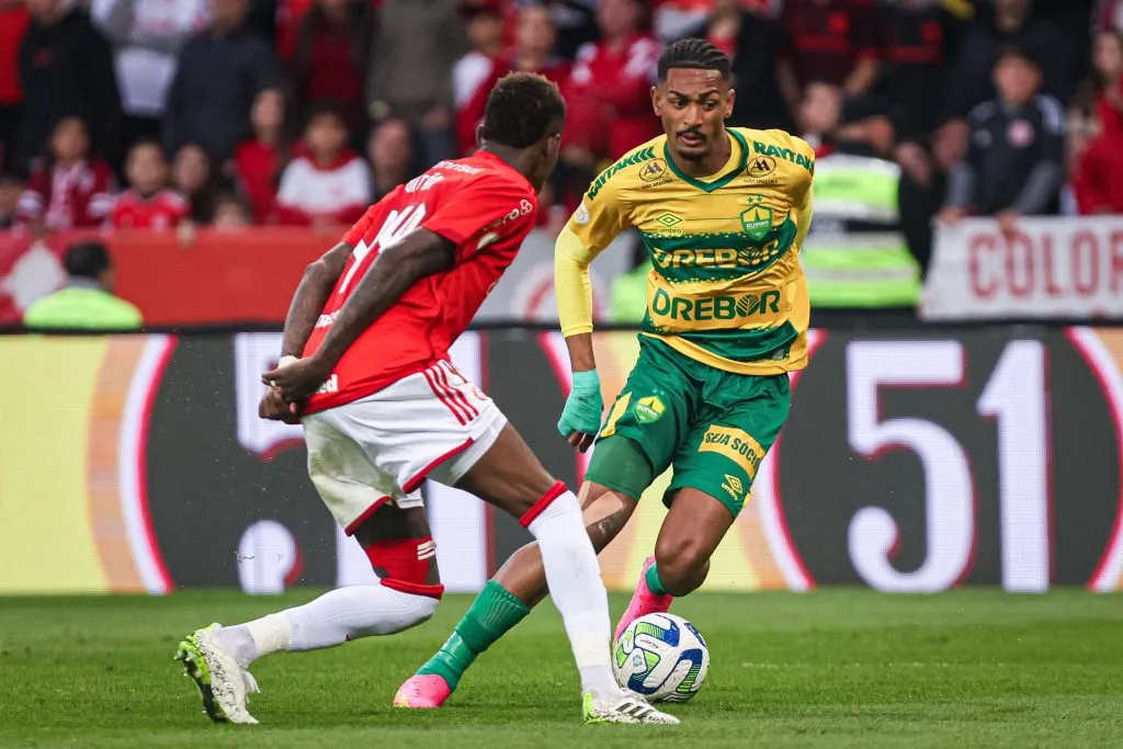 Derik Lacerda jogador do Cuiaba durante partida contra o Internacional no estadio Beira-Rio pelo campeonato Brasileiro A 2023. Maxi Franzoi/AGIF