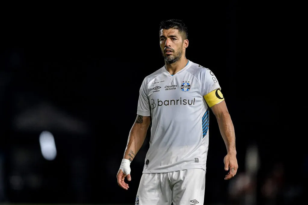Luis Suárez em ação pelo rival. O uruguaio fez 51 pelo Grêmio e está de saída – Foto: Thiago Ribeiro/AGIF