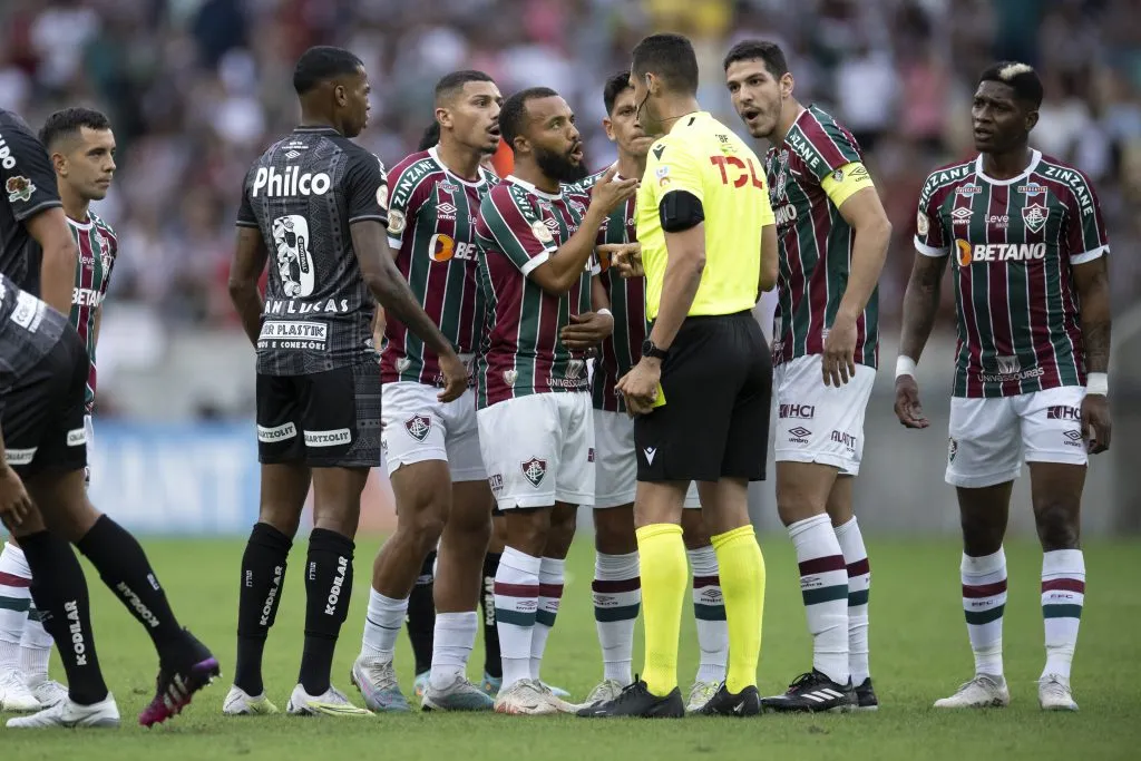 Samuel Xavier jogador do Fluminense reclama com a arbitragem durante partida contra o Santos no estadio Maracana pelo campeonato Brasileiro A 2023. Foto: Jorge Rodrigues/AGIF