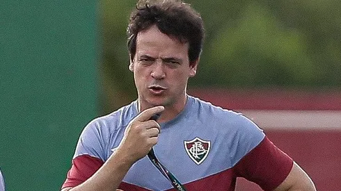 Fernando Diniz comanda treino no Flu. O treinador tem desfalque de peso contra o Santos - FOTO: LUCAS MERÇON / FLUMINENSE F.C.