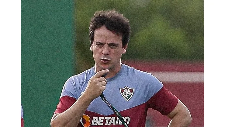 Fernando Diniz comanda treino no Flu. O treinador tem desfalque de peso contra o Santos - FOTO: LUCAS MERÇON / FLUMINENSE F.C.