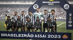 Jogadores do Botafogo posam para foto antes da partida contra o Santos no estádio Engenhão pelo Campeonato Brasileiro - Foto: Jorge Rodrigues/AGIF