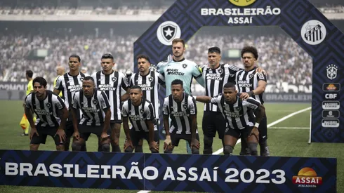 Jogadores do Botafogo posam para foto antes da partida contra o Santos no estádio Engenhão pelo Campeonato Brasileiro - Foto: Jorge Rodrigues/AGIF