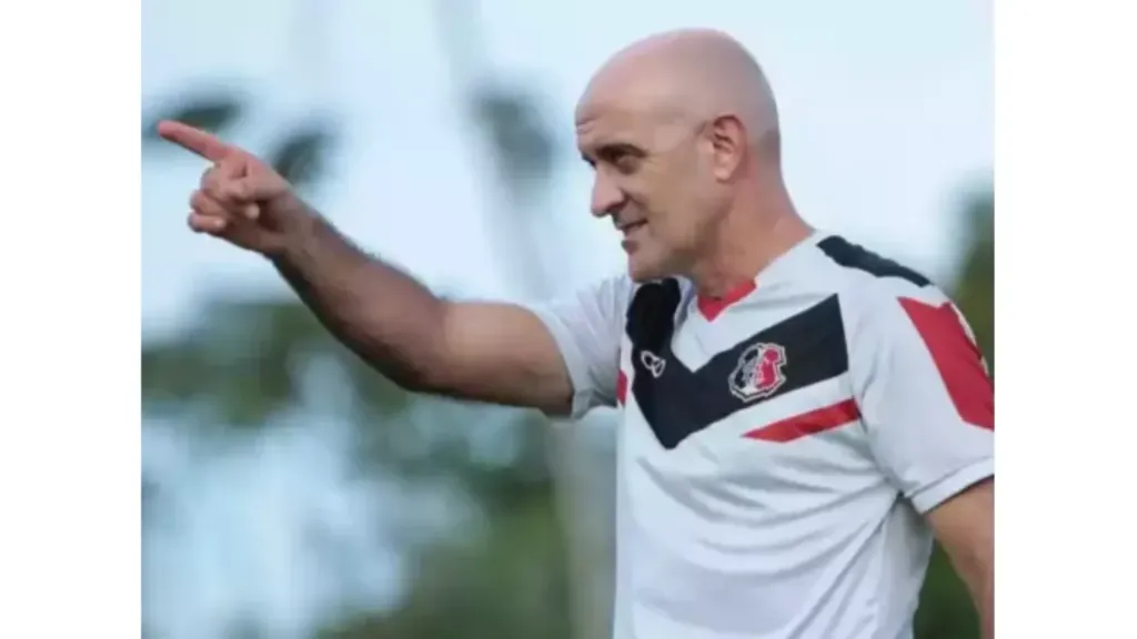 Foto: Rafael Melo/Santa Cruz – Itamar Schülle, técnico do Santa Cruz