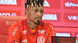 Dalbert, concede entrevista no Inter. O lateral teve atualização no Beira-Rio