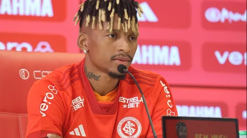 Dalbert, concede entrevista no Inter. O lateral teve atualização no Beira-Rio
