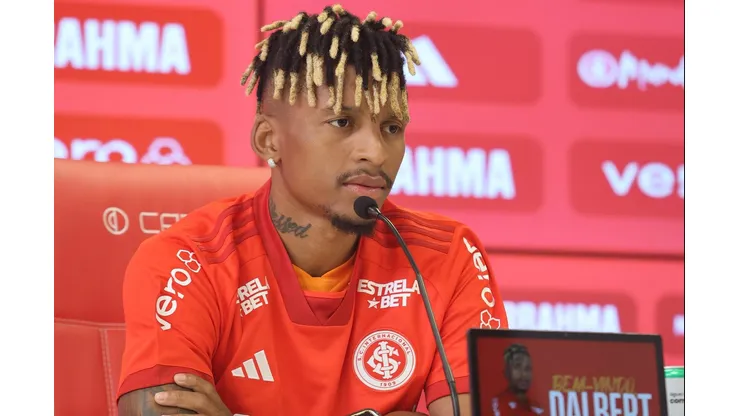 Dalbert, concede entrevista no Inter. O lateral teve atualização no Beira-Rio
