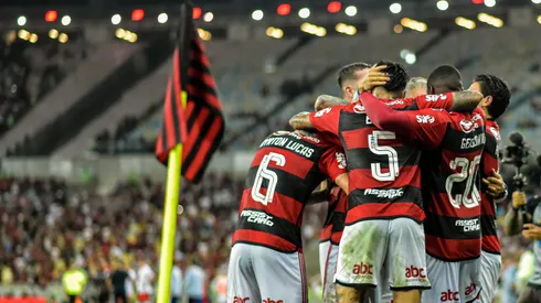 Equipe do Flamengo comemora gol contra o Bragantino, no Maracanã, pelo Campeonato Brasileiro (Foto: Thiago Ribeiro/AGIF)