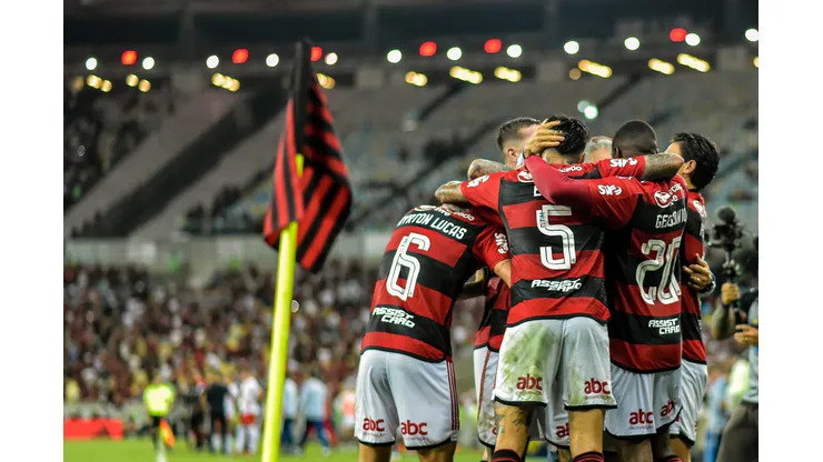 Equipe do Flamengo comemora gol contra o Bragantino, no Maracanã, pelo Campeonato Brasileiro (Foto: Thiago Ribeiro/AGIF)