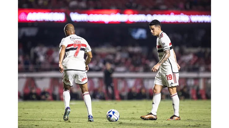 SP - SAO PAULO - 26/11/2023 - BRASILEIRO A 2023, SAO PAULO X CUIABA - James Rodriguez e Lucas Moura jogadores do Sao Paulo durante partida contra o Cuiaba no estadio Morumbi pelo campeonato Brasileiro A 2023. Foto: Abner Dourado/AGIF