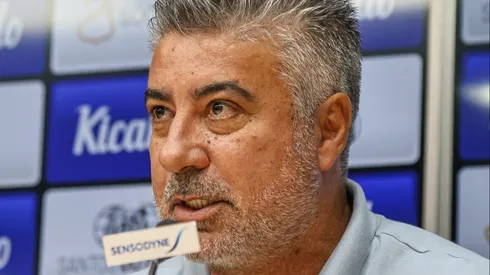 Alexandre Gallo coordenador de futebol do Santos durante coletiva