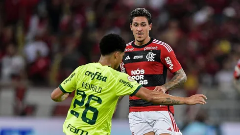 Pedro jogador do Flamengo disputa lance com Murilo jogador do Palmeiras durante partida no estádio Maracanã pelo campeonato Brasileiro A 2023. Thiago Ribeiro/AGIF
