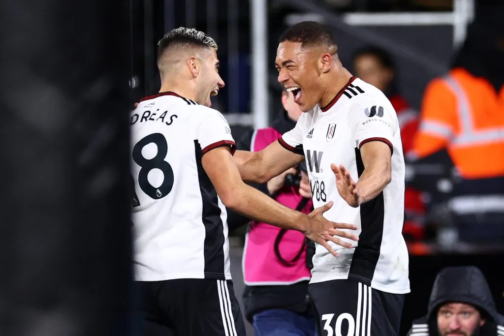 Alvo do Palmeiras Carlos Vinícius comemora gol pelo Fulham junto de Andreas Pereira – Foto: Clive Rose/Getty Images