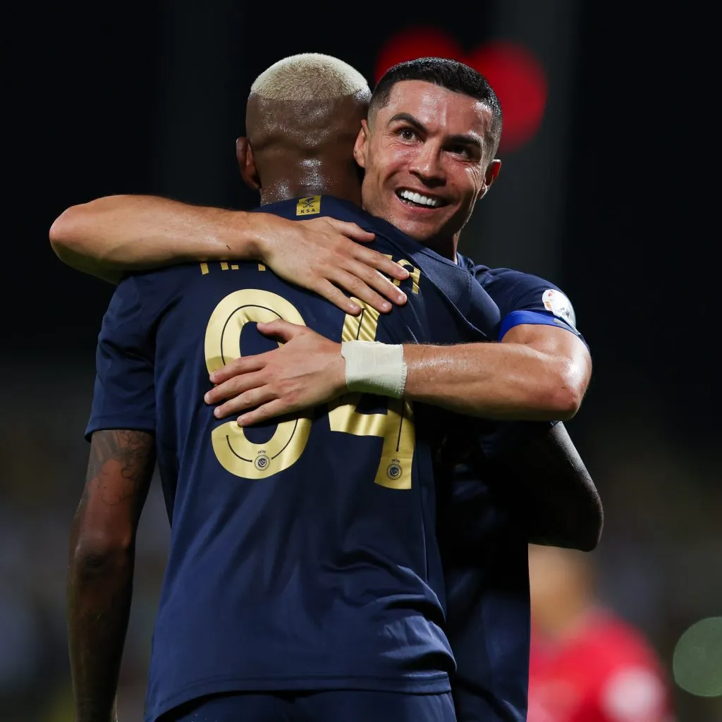 Cristiano Ronaldo abraçando o jogador brasileiro Anderson Talisca, e comemoração a um dos gols do Al-Nassr. Foto: Yasser Bakhsh/Getty Images.