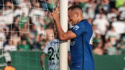 Papagaio jogador do Cruzeiro lamenta durante partida contra o Coritiba no estadio Durival de Britto pelo campeonato Brasileiro A 2023. Foto: Robson Mafra/AGIF