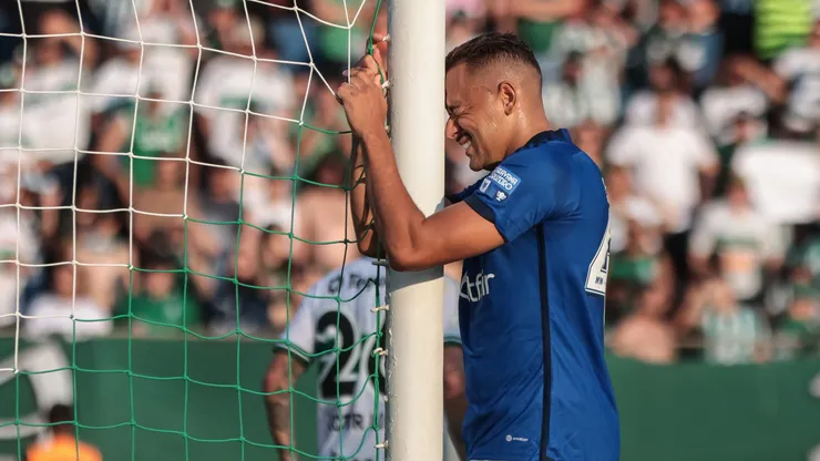 Papagaio jogador do Cruzeiro lamenta durante partida contra o Coritiba no estadio Durival de Britto pelo campeonato Brasileiro A 2023. Foto: Robson Mafra/AGIF