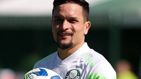 Artur durante treino da Academia. O camisa 14 tem grandes chances de deixar o Verdão - (Foto: Cesar Greco/Palmeiras/by Canon)
