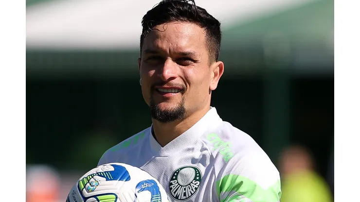 Artur durante treino da Academia. O camisa 14 tem grandes chances de deixar o Verdão - (Foto: Cesar Greco/Palmeiras/by Canon)