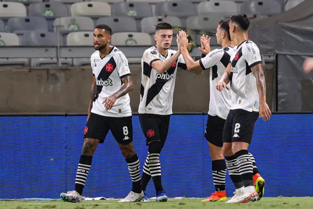 Gabriel Pec jogador do Vasco comemora seu gol durante partida contra o Cruzeiro no estadio Mineirao pelo campeonato Brasileiro A 2023. Foto: Gilson Lobo/AGIF