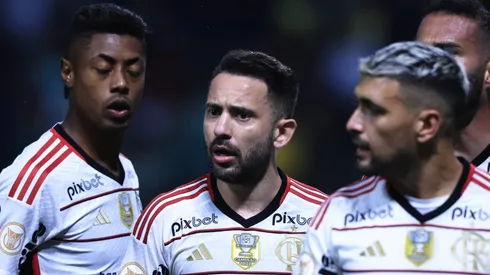 Foto: Ettore Chiereguini/AGIF - Everton Ribeiro se prejudicou com o árbitro