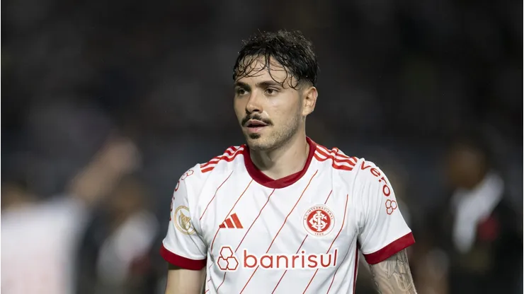 Mauricio jogador do Internacional durante partida contra o Vasco no estadio Sao Januario pelo campeonato Brasileiro A 2023. Foto: Jorge Rodrigues/AGIF