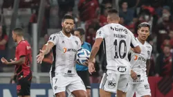 Paulinho e Hulk são destaques pelo Galo. Foto: Robson Mafra/AGIF
