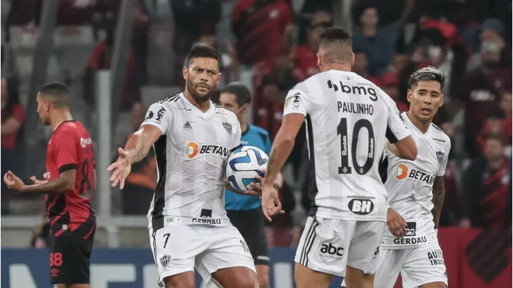 Paulinho e Hulk são destaques pelo Galo. Foto: Robson Mafra/AGIF