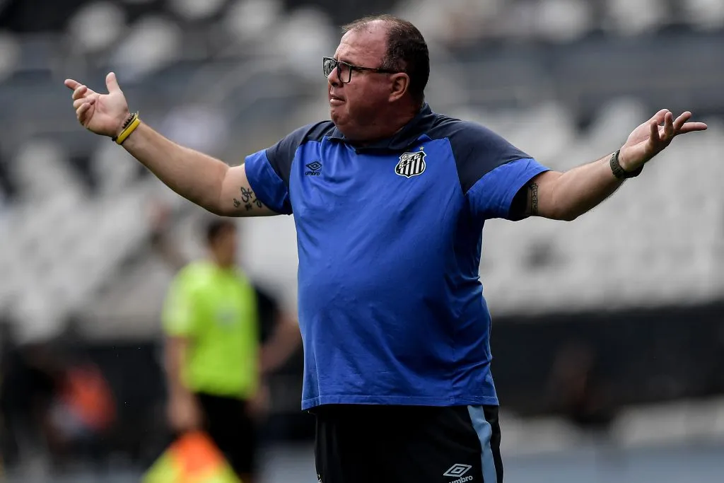 Marcelo Fernandes em ação no duelo contra o Botafogo. O treinador também comentou a situação do volante Rincón –  Foto: Thiago Ribeiro/AGIF