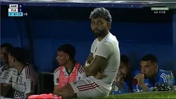 Gabigol íncrdulo no banco de reservas na partida contra o América-MG. Foto: transmissão de futebol/ Canal Premiere.