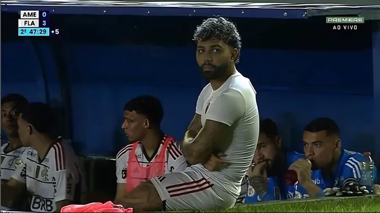 Gabigol íncrdulo no banco de reservas na partida contra o América-MG. Foto: transmissão de futebol/ Canal Premiere.