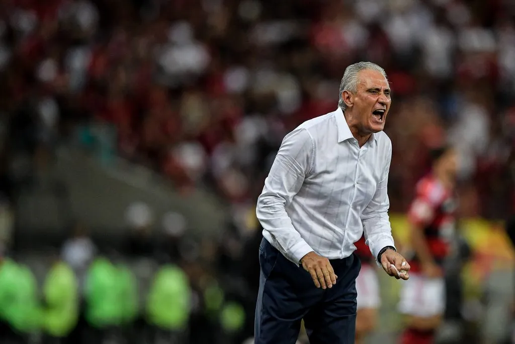 Tite no comando do Mengão. O treinado já fez o dado negativo despencar – Foto: Thiago Ribeiro/AGIF