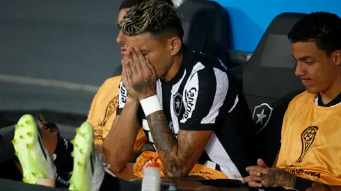 Tiquinho Soares deoslado em um dos jogos do Botafogo. Foto: Wagner Meier/Getty Images;