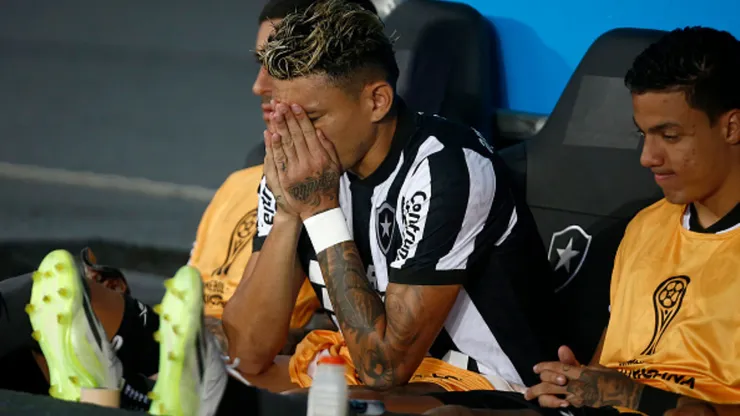 Tiquinho Soares deoslado em um dos jogos do Botafogo. Foto: Wagner Meier/Getty Images;