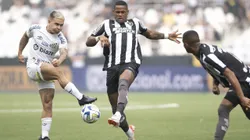 Marlon Freitas jogador do Botafogo disputa lance com Soteldo jogador do Santos durante partida no estadio Engenhao pelo campeonato Brasileiro A 2023. Foto: Jorge Rodrigues/AGIF