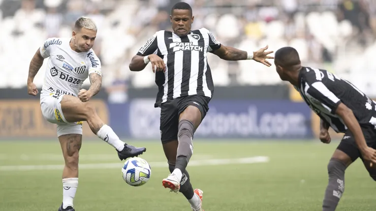 Marlon Freitas jogador do Botafogo disputa lance com Soteldo jogador do Santos durante partida no estadio Engenhao pelo campeonato Brasileiro A 2023. Foto: Jorge Rodrigues/AGIF