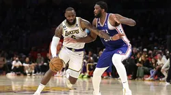 LeBron James e Joel Embiid, dois candidatos ao prêmio de MVP. Foto: Getty Images