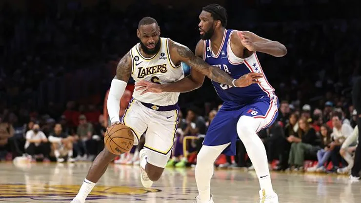 LeBron James e Joel Embiid, dois candidatos ao prêmio de MVP. Foto: Getty Images