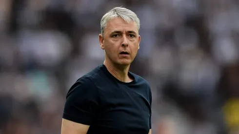 Tiago Nunes técnico do Botafogo durante partida contra o Santos no estádio Engenhão