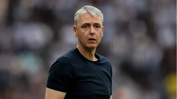 Tiago Nunes técnico do Botafogo durante partida contra o Santos no estádio Engenhão