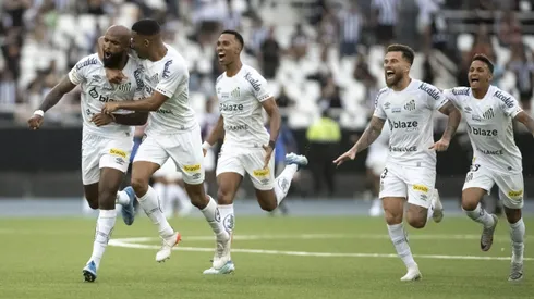 Messias, jogador do Santos, comemora seu gol com jogadores do seu time durante partida contra o Botafogo no estádio Nilton Santos pelo Campeonato Brasileiro - Foto: Jorge Rodrigues/AGIF