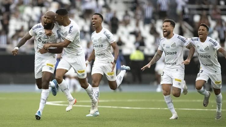 Messias, jogador do Santos, comemora seu gol com jogadores do seu time durante partida contra o Botafogo no estádio Nilton Santos pelo Campeonato Brasileiro - Foto: Jorge Rodrigues/AGIF