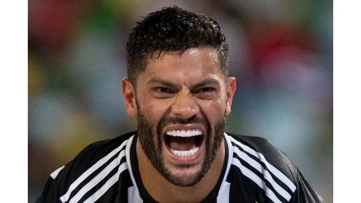 Hulk conta com ajuda de rival paea entrar em campo contra o Flamengo. Foto: Gil Gomes/AGIF