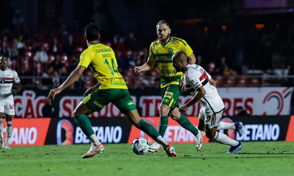 Lucas Moura admitiu falta do parceiro Calleri, que só retorna em 2024 após cirurgia – Foto: Fabio Giannelli/AGIF
