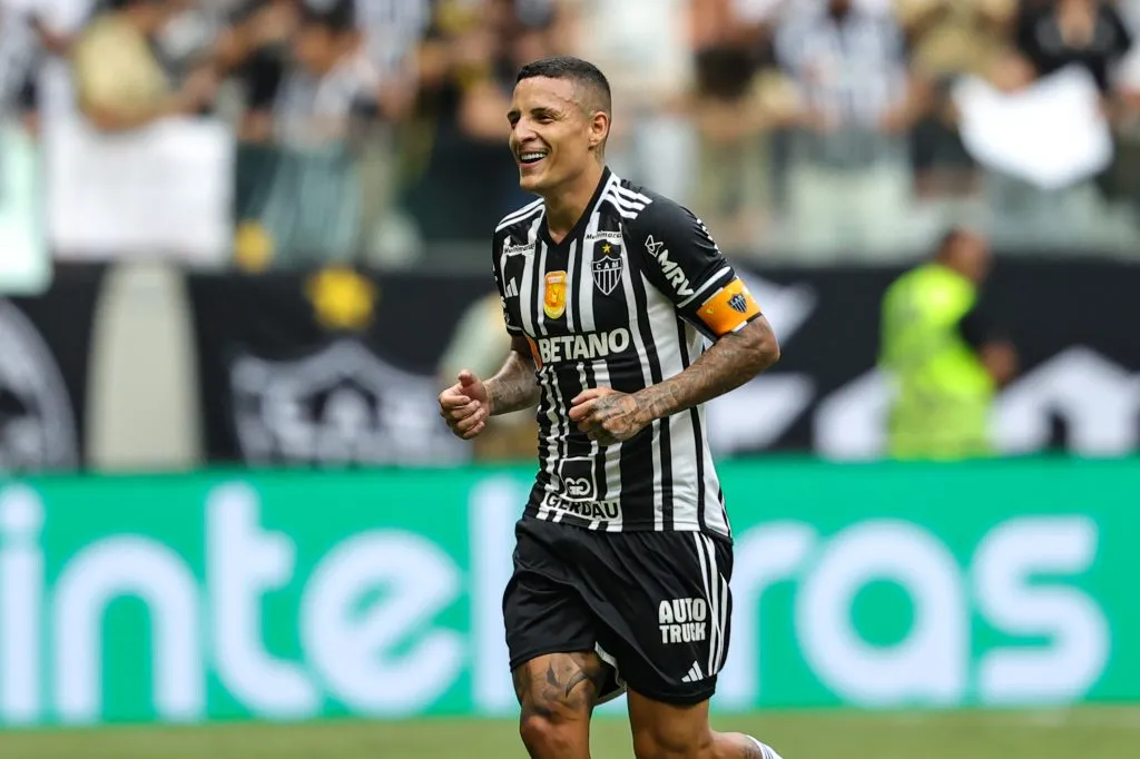 Guilherme Arana jogador do Atletico-MG comemora seu gol durante partida contra o Gremio no estadio Arena MRV pelo campeonato Brasileiro A 2023. Foto: Gilson Lobo/AGIF