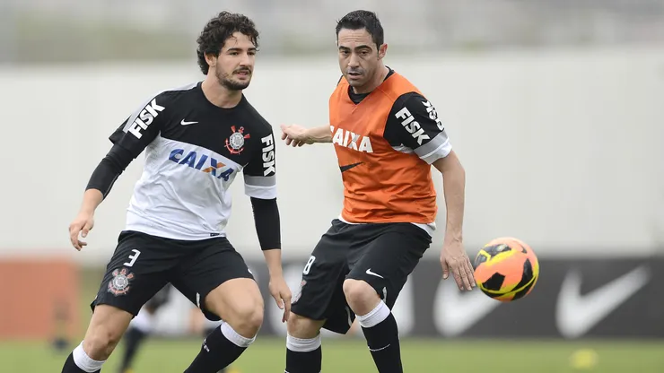 Alexandre Pato e Chicão. Treino do Corinthians no CT Joaquim Grava - Foto: Mauro Horita/AGIF