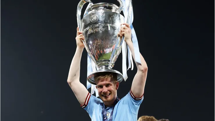 Kevin de Bruyne se destacou nos títulos. (Photo by Michael Steele/Getty Images)