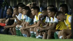 Jogadores do Coritiba desolados no banco de reservas durante partida contra o Fluminense no estadio Maracana pelo campeonato Brasileiro A 2023. Foto: Jorge Rodrigues/AGIF